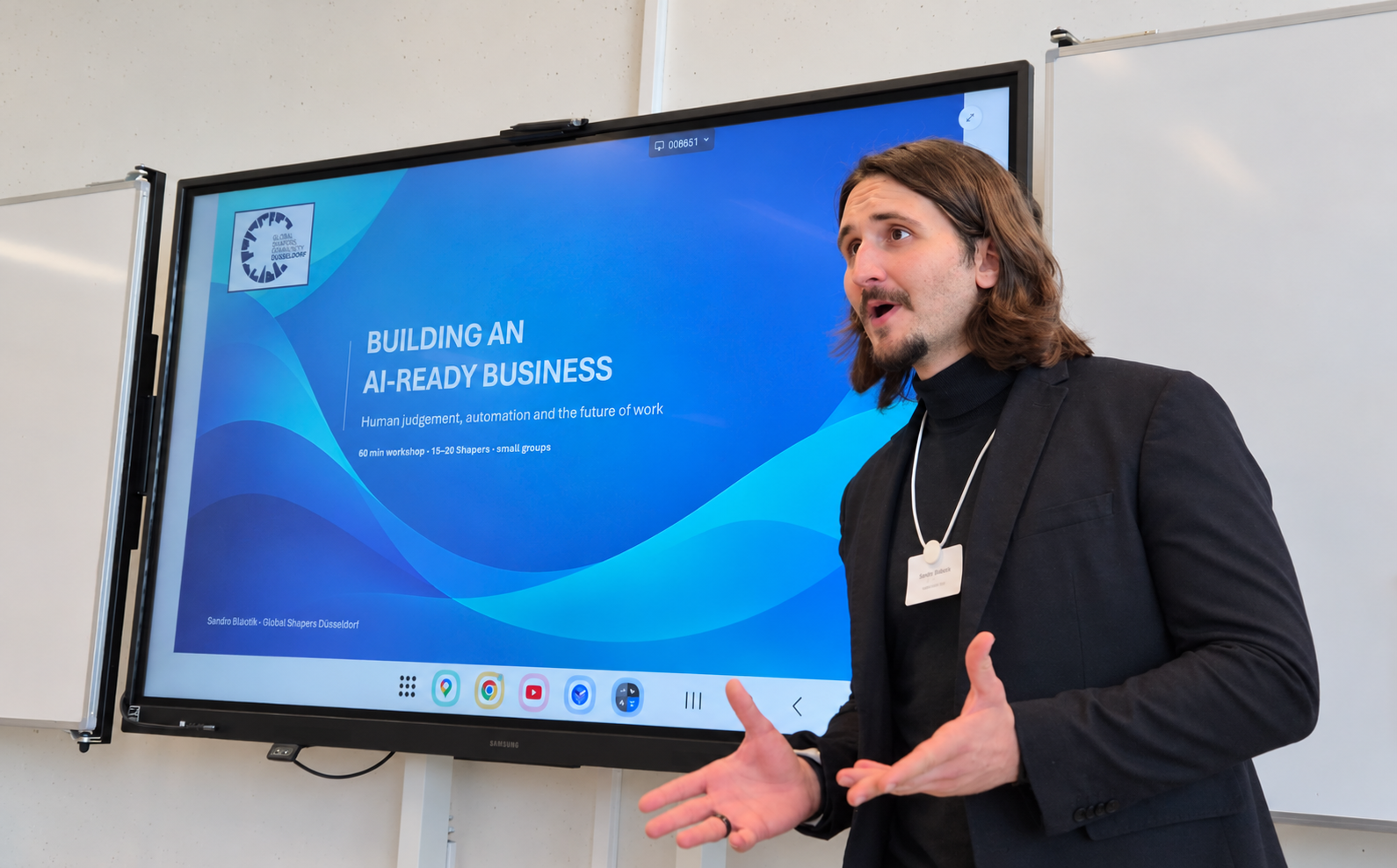 Sandro Bilobrk spricht neben einer Präsentation zum Aufbau eines KI-bereiten Unternehmens.